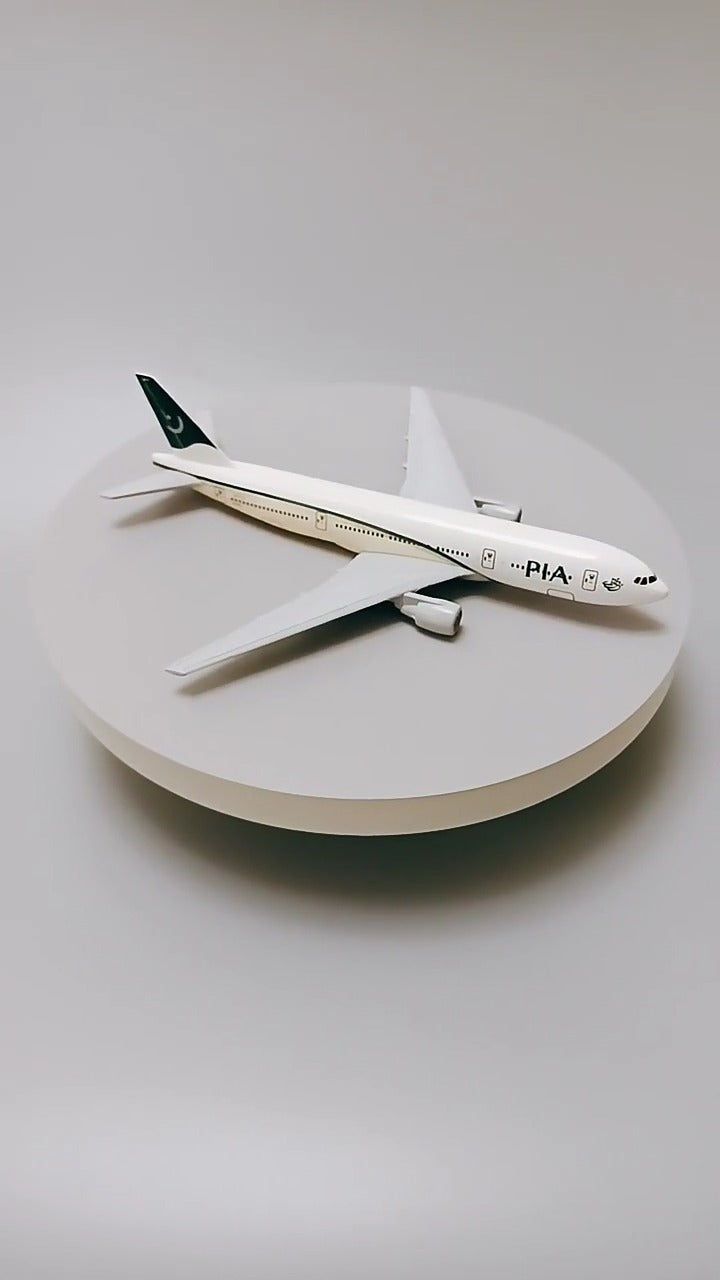 16cm/6.3" PIA Pakistan Airlines B777 (NoGear)
